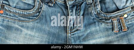 parte anteriore pantaloni jeans donna con colore blu mosca primo piano. concetto di salute femminile e femminile e problemi del pavimento pelvico e genitali. denim Foto Stock
