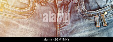 parte anteriore pantaloni jeans donna con colore blu mosca primo piano. concetto di salute femminile e femminile e problemi del pavimento pelvico e genitali. denim Foto Stock