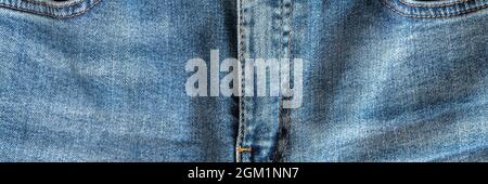 parte anteriore pantaloni jeans donna con colore blu mosca primo piano. concetto di salute femminile e femminile e problemi del pavimento pelvico e genitali. denim Foto Stock