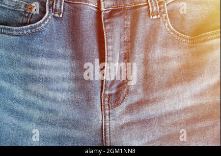 parte anteriore pantaloni jeans donna con colore blu mosca primo piano. concetto di salute femminile e femminile e problemi del pavimento pelvico e genitali. denim Foto Stock