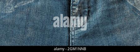 parte anteriore pantaloni jeans donna con colore blu mosca primo piano. concetto di salute femminile e femminile e problemi del pavimento pelvico e genitali. denim Foto Stock