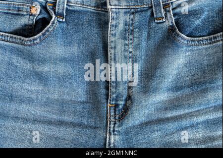 parte anteriore pantaloni jeans donna con colore blu mosca primo piano. concetto di salute femminile e femminile e problemi del pavimento pelvico e genitali. denim Foto Stock