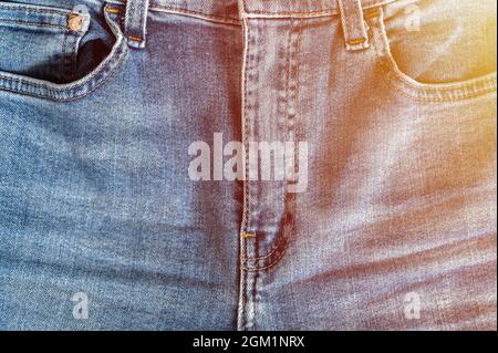 parte anteriore pantaloni jeans donna con colore blu mosca primo piano. concetto di salute femminile e femminile e problemi del pavimento pelvico e genitali. denim Foto Stock