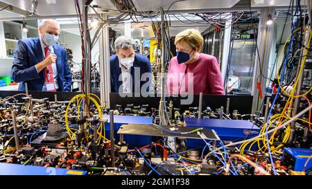 Muenchen, Germania. 15 settembre 2021. Bayerns Ministerpraesident Dr. Markus Soeder ( CSU ) und Bundeskanzlerin Angela Merkel ( CDU ) besuchen am 15.9.2021 in München das Munich Quantum Valley der MPG. Il Cancelliere tedesco Angela Merkel ( CDU ) e il Presidente del Ministro Bvarian e capo della CSU Markus Soeder il 15 settembre 2021 visitano il Max-Planck-Intitute per l'ottica quantistica a Monaco di Baviera, Germania. (Foto di Alexander Pohl/Sipa USA) Credit: Sipa USA/Alamy Live News Foto Stock