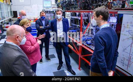 Muenchen, Germania. 15 settembre 2021. Bayerns Ministerpraesident Dr. Markus Soeder ( CSU ) und Bundeskanzlerin Angela Merkel ( CDU ) besuchen am 15.9.2021 in München das Munich Quantum Valley der MPG. Il Cancelliere tedesco Angela Merkel ( CDU ) e il Presidente del Ministro Bvarian e capo della CSU Markus Soeder il 15 settembre 2021 visitano il Max-Planck-Intitute per l'ottica quantistica a Monaco di Baviera, Germania. (Foto di Alexander Pohl/Sipa USA) Credit: Sipa USA/Alamy Live News Foto Stock