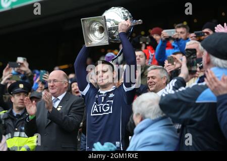 Stephen Cluxton alza il trofeo della National League dopo la finale a Croke Park Dublino Foto Stock