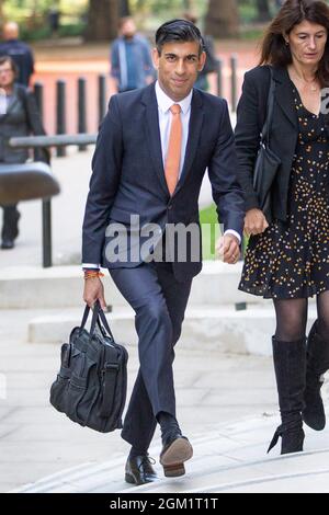 Il Cancelliere dello scacchiere Rishi Sunak cammina da Downing Street 11 a HM Treasury Building il 16 settembre 2021 come le cifre di questa settimana mostra Foto Stock
