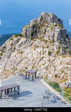 Paesaggio di montagna all'Isola d'Elba nel mediterraneo vicino alla Toscana. Abbiamo preso la funivia fino a Monte Capanne, la vetta più alta dell'isola Foto Stock