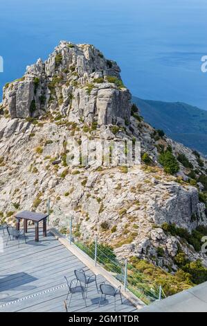 Paesaggio di montagna all'Isola d'Elba nel mediterraneo vicino alla Toscana. Abbiamo preso la funivia fino a Monte Capanne, la vetta più alta dell'isola Foto Stock