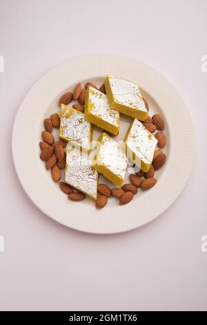 Il Badam Katli o il Barfi dell'alimento dolce indiano inoltre conosciuti come il burfi dolce di Almond o il Mithai, barfee Foto Stock