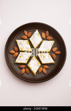 Il Badam Katli o il Barfi dell'alimento dolce indiano inoltre conosciuti come il burfi dolce di Almond o il Mithai, barfee Foto Stock