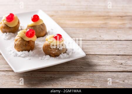 Pasta tradizionale italiana zeppole su tavola di legno Foto Stock