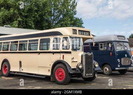 Vintage bus alla stazione di Bridgnorth sulla ferrovia di Severn Valley, Shropshire Foto Stock