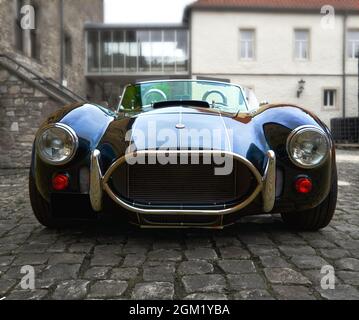 Ford Cobra Shelby 427, vista frontale del convertibile di fronte ad un antico muro di Schöningen, Germania, 12 settembre 2021 Foto Stock