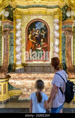 Madre e figlia osservano un'antica tela nella Cappella San Brizio, nella Cattedrale di Orvieto, Umbria, Italia Foto Stock