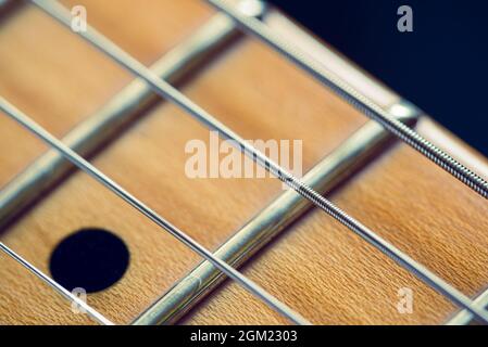 Dettaglio del collo e delle corde di una chitarra elettrica rossa Foto Stock