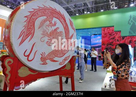 Jinan, Jinan, Cina. 16 settembre 2021. Il 16 settembre 2021 è stata inaugurata la seconda China International Cultural Tourism Expo presso il Centro Internazionale Congressi ed Esposizioni di Jinan Shandong. La mostra di quest'anno comprende 10 aree espositive, tra cui integrazione culturale e turistica, attrezzature culturali e turistiche, design creativo, animazione e giochi. Un totale di 17 organizzazioni culturali e turistiche nazionali nel paese, 22 province, comuni e regioni autonome organizzati gruppi per partecipare alla mostra. Credit: ZUMA Press, Inc./Alamy Live News Foto Stock