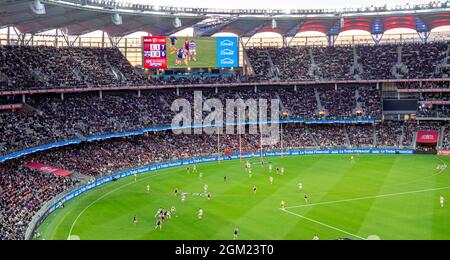 2021 AFL finale preliminare Australiano regole gioco di calcio tra Melbourne e Geelong club di calcio all'Optus Stadium Perth Western Australia. Foto Stock