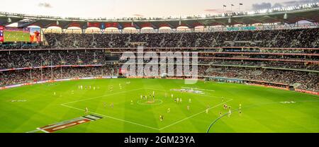 2021 AFL finale preliminare Australiano regole gioco di calcio tra Melbourne e Geelong club di calcio all'Optus Stadium Perth Western Australia. Foto Stock