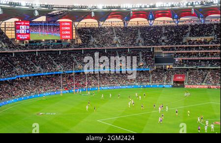 2021 AFL finale preliminare Australiano regole gioco di calcio tra Melbourne e Geelong club di calcio all'Optus Stadium Perth Western Australia. Foto Stock