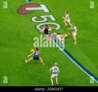 2021 AFL finale preliminare Australiano regole gioco di calcio tra Melbourne e Geelong club di calcio all'Optus Stadium Perth Western Australia. Foto Stock