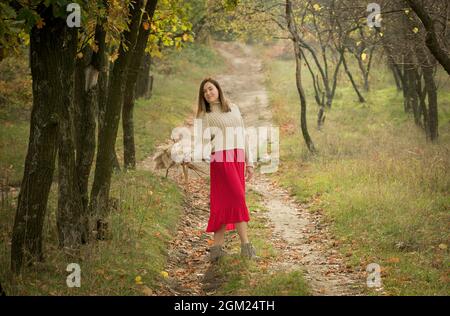 Autunno. Ritratto di una giovane bella donna con guglie autunnali. Foto Stock