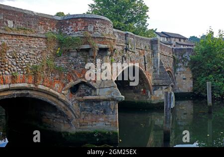 Dettagli ravvicinati di Bishop Bridge con torrette semicircolare che attraversano il fiume Wensum nella città di Norwich, Norfolk, Inghilterra, Regno Unito. Foto Stock