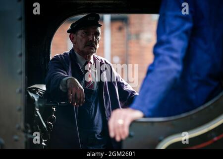 Kidderminster, Worcs, Regno Unito. 16 settembre 2021. Un conducente è in cabina mentre attende nel suo luogo a vapore per un giorno di viaggio il giorno di apertura del Gala a vapore autunnale della Severn Valley Railway, Kidderminster, Worcestershire. Il gala dura fino a domenica 19 settembre e dispone di locos per gli ospiti. Credit: Peter Lopeman/Alamy Live News Foto Stock