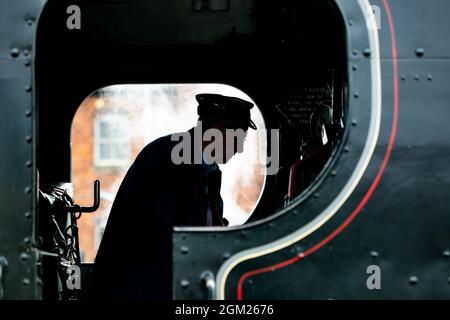 Kidderminster, Worcs, Regno Unito. 16 settembre 2021. Un conducente è in cabina mentre prepara il suo motore per un giorno di viaggio il giorno di apertura del Gala a vapore d'autunno della Severn Valley Railway, Kidderminster, Worcestershire. Il gala dura fino a domenica 19 settembre e dispone di locos per gli ospiti. Credit: Peter Lopeman/Alamy Live News Foto Stock