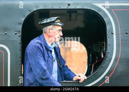 Kidderminster, Worcs, Regno Unito. 16 settembre 2021. Un conducente viene raffigurato nel suo taxi mentre prepara il suo luogo a vapore per un giorno di viaggio il giorno di apertura del Severn Valley Railway's Autumn Steam Gala, Kidderminster, Worcestershire. Il gala dura fino a domenica 19 settembre e dispone di locos per gli ospiti. Credit: Peter Lopeman/Alamy Live News Foto Stock