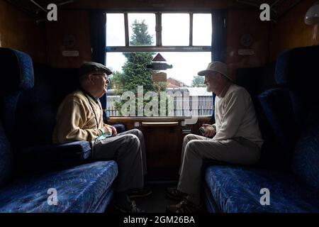 Kidderminster, Worcs, Regno Unito. 16 settembre 2021. Due signori in pensione si siedono in una carrozza d'epoca pronta per un giorno di viaggio il giorno di apertura del Severn Valley Railway's Autumn Steam Gala, Kidderminster, Worcestershire. Il gala dura fino a domenica 19 settembre e dispone di locos per gli ospiti. Credit: Peter Lopeman/Alamy Live News Foto Stock