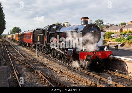 Kidderminster, Worcs, Regno Unito. 16 settembre 2021. Guest loco GWR 4953 'Pitchford Hall' costruito nel 1929 entra nella stazione ferroviaria di Severn Valley, Kidderminster, il giorno di apertura del Severn Valley Railway's Autumn Steam Gala, Kidderminster, Worcestershire. Il gala dura fino a domenica 19 settembre e dispone di locos per gli ospiti. Credit: Peter Lopeman/Alamy Live News Foto Stock