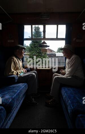 Kidderminster, Worcs, Regno Unito. 16 settembre 2021. Due signori in pensione si siedono in una carrozza d'epoca pronta per un giorno di viaggio il giorno di apertura del Severn Valley Railway's Autumn Steam Gala, Kidderminster, Worcestershire. Il gala dura fino a domenica 19 settembre e dispone di locos per gli ospiti. Credit: Peter Lopeman/Alamy Live News Foto Stock