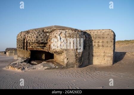 Vicino al mare del nord abbandonati i bunker della seconda Guerra Mondiale rimane Foto Stock