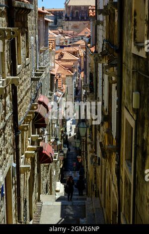 Le strade di pietra e i vicoli posteriori della città vecchia di Dubrovnik in Croazia. Foto Stock