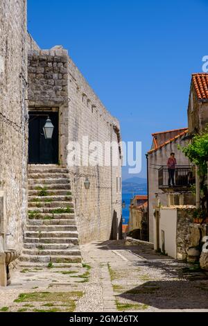 Le strade di pietra e i vicoli posteriori della città vecchia di Dubrovnik in Croazia. Foto Stock