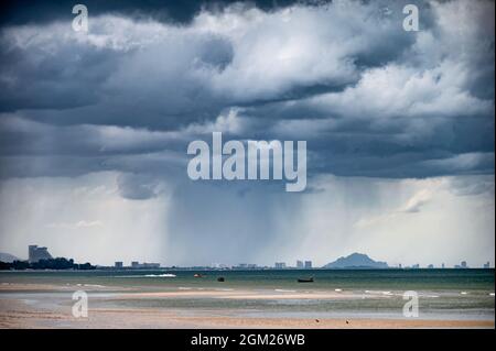 Drammatica e potente tempesta con pioggia che cade sulla costa in clima tropicale Foto Stock