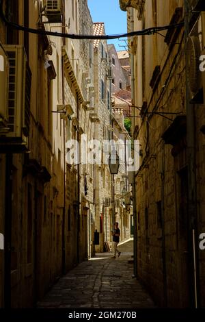 Le strade di pietra e i vicoli posteriori della città vecchia di Dubrovnik in Croazia. Foto Stock