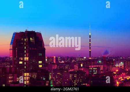 Mosca al crepuscolo con la Torre della TV di Ostankino, con illuminazione serale, 2009 Foto Stock