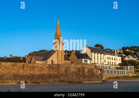 Chiesa di Saint-Michel in Saint-Michel-en-Grève, Bretagne, Frankreich | Chiesa di Saint-Michel-en-Grève, Bretagna, Francia Foto Stock