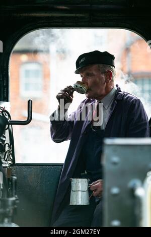 Kidderminster, Worcs, Regno Unito. 16 settembre 2021. Un pilota di treno a vapore è in cabina perché ha una tazza di tè dal suo tisane prima di iniziare un viaggio di un giorno il giorno di apertura del Severn Valley Railway's Autumn Steam Gala, Kidderminster, Worcestershire. Il gala dura fino a domenica 19 settembre e dispone di locos per gli ospiti. Credit: Peter Lopeman/Alamy Live News Foto Stock