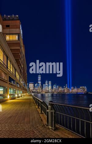 NYC Tribute in Light - New York City commemora il 20° anniversario degli attacchi terroristici del 11 settembre 2001. Le luci sono luminose e alte Foto Stock