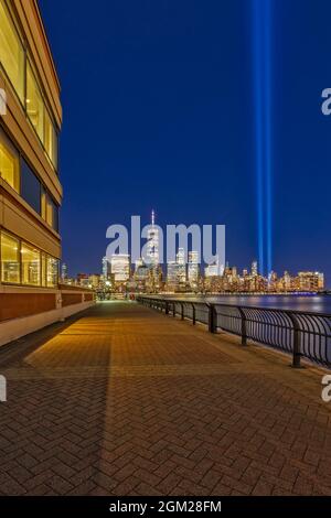 NYC Tribute in Light - New York City commemora il 20° anniversario degli attacchi terroristici del 11 settembre 2001. Le luci sono luminose e alte Foto Stock