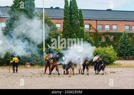 Kouvola, Finlandia - 7 agosto 2021: Spettacolo all'aperto al Medieval Market Festival. Soldati del 17 ° secolo. Foto Stock