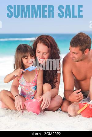 Vendita estate testo sopra famiglia caucasica godendo sulla spiaggia Foto Stock