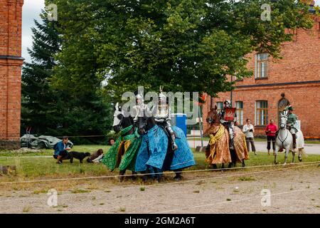 Kouvola, Finlandia - 7 agosto 2021: Spettacolo all'aperto al Medieval Market Festival. Cavalieri a cavallo. Foto Stock