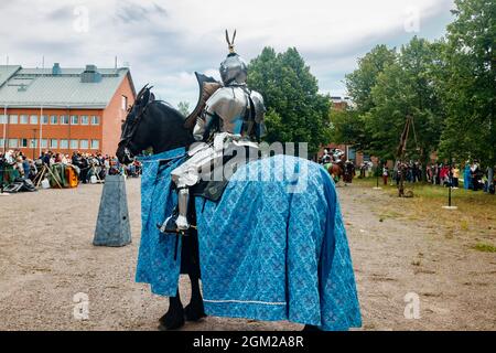 Kouvola, Finlandia - 7 agosto 2021: Spettacolo all'aperto al Medieval Market Festival. Cavalieri a cavallo. Foto Stock