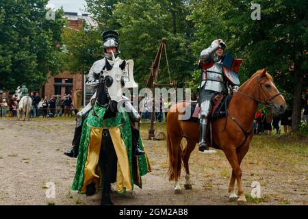 Kouvola, Finlandia - 7 agosto 2021: Spettacolo all'aperto al Medieval Market Festival. Cavalieri a cavallo. Foto Stock