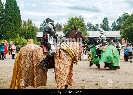 Kouvola, Finlandia - 7 agosto 2021: Spettacolo all'aperto al Medieval Market Festival. Cavalieri a cavallo. Foto Stock