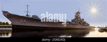 USS Wisconsin BB-64 Pano - Vista panoramica del sole tramontato dalla USS Wisconsin, una corazzata di classe Iowa a Norfolk, Virginia. Questa immagine Foto Stock